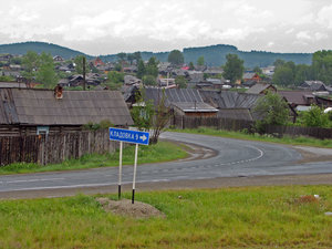 Село полдневая свердловской. Полдневая (Полевской городской округ). Полдневая (Полевской городской округ) стадион. Полдневая (Полевской городской округ) футбольное поле. Деревня верхняя Полдневая Богдановичский район.