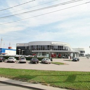 Челябинск, Улица Братьев Кашириных, 135к1: фото